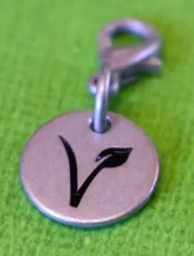 Anhänger V-Label Metall KLEIN, mit Karabiner